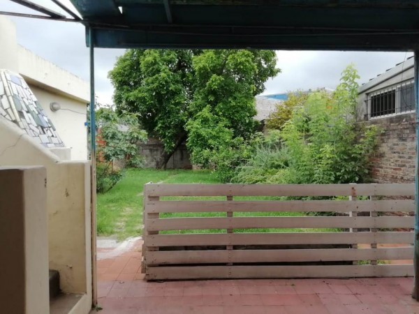 Alquiler casa de dos dormitorios con placares - Amplio patio