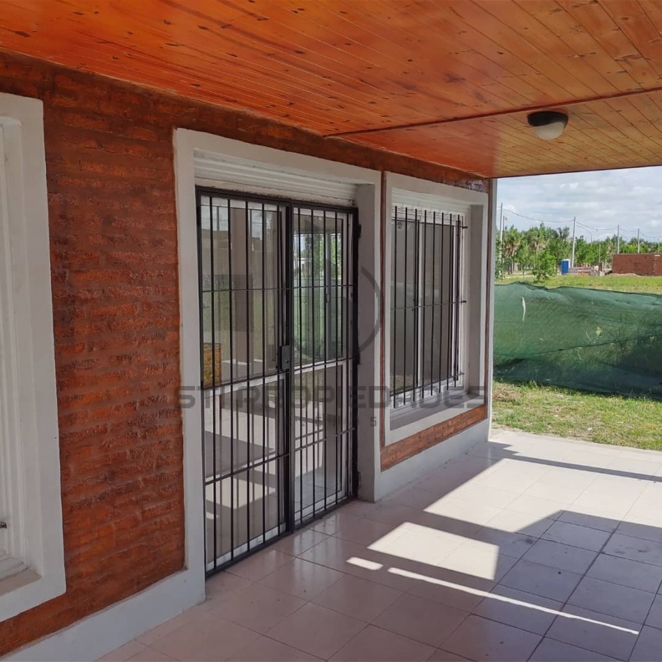 Venta de casa de dos dormitorios - Amplio terreno - Puerto San Martin