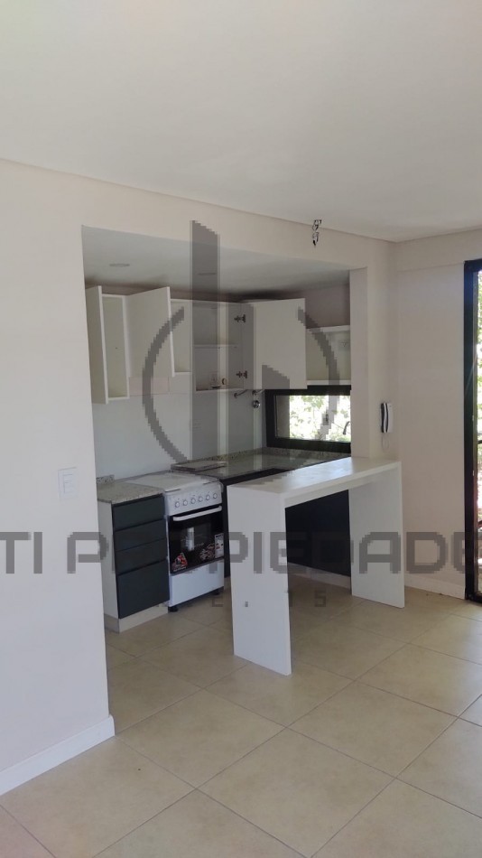 Alquiler de amplio monoambiente con balcon