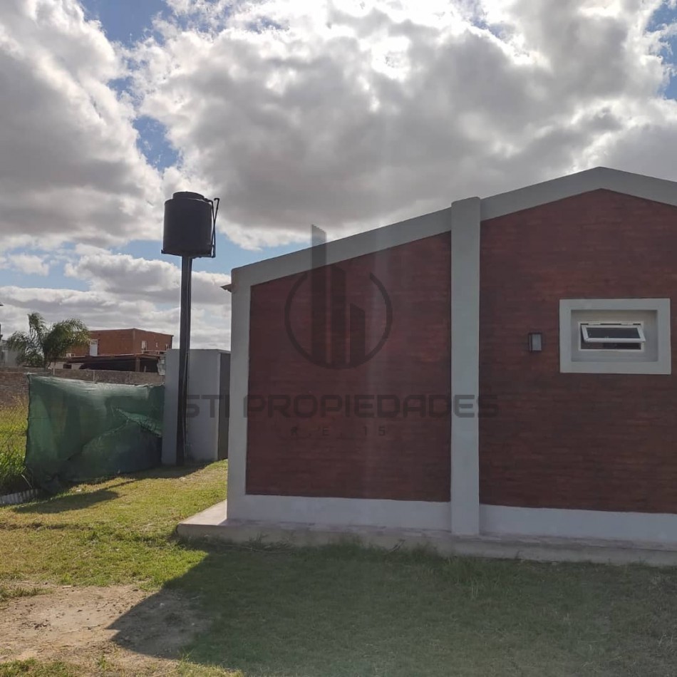 Venta de casa de dos dormitorios - Amplio terreno - Puerto San Martin
