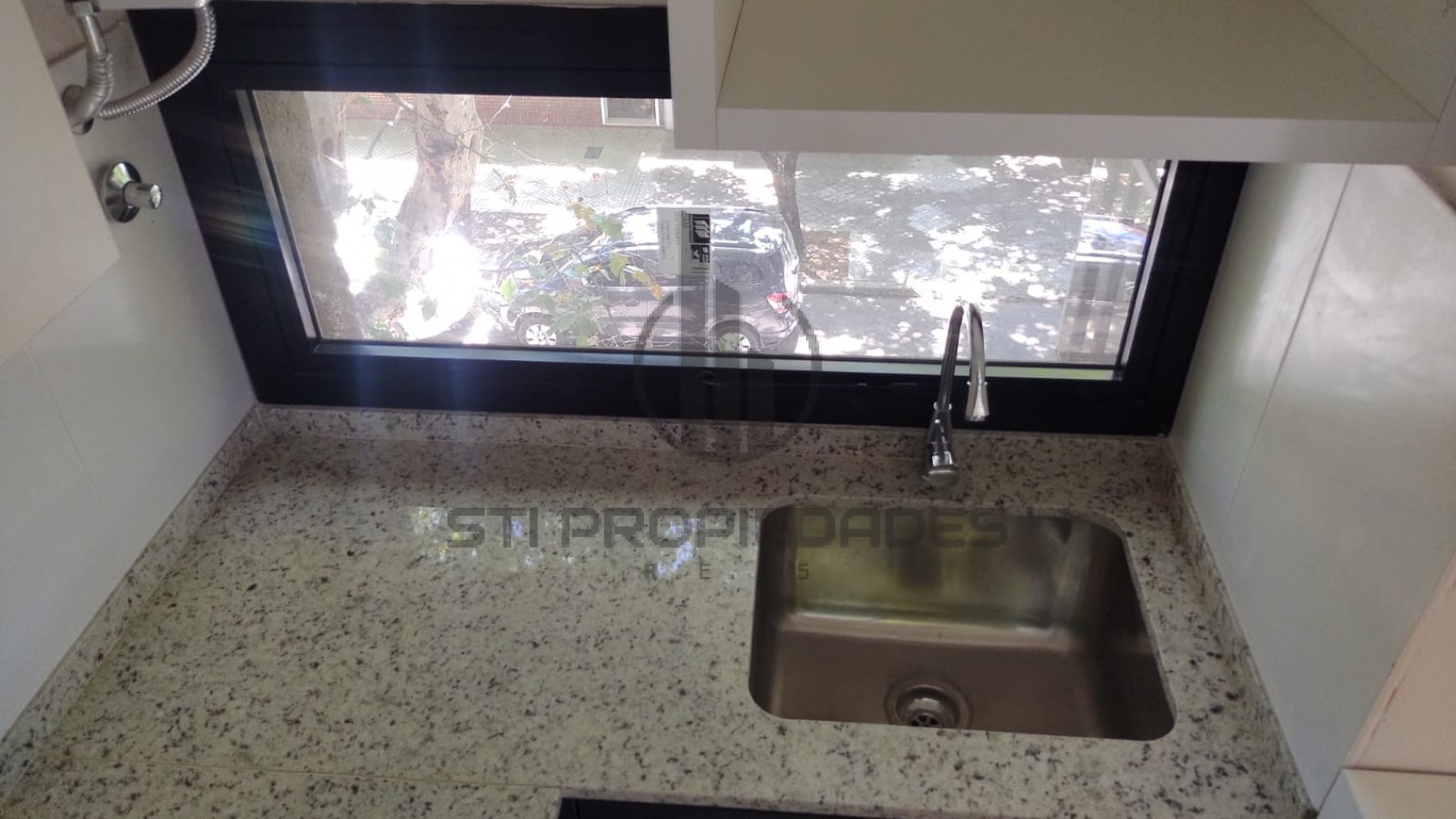 Alquiler de amplio monoambiente con balcon