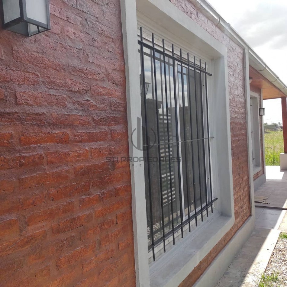 Venta de casa de dos dormitorios - Amplio terreno - Puerto San Martin