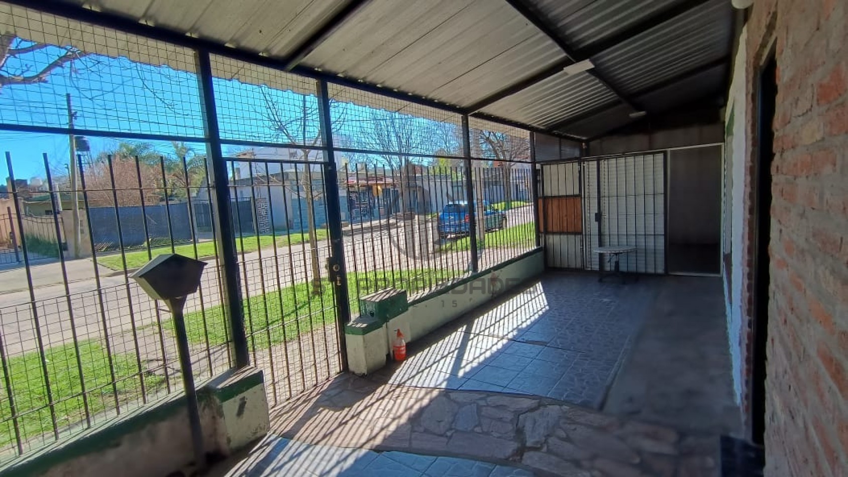 Venta de casa de 2 dormitorios - Patio - Cochera - Granadero Baigorria