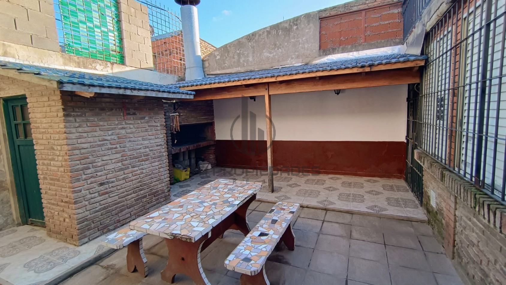 Alquiler casa en planta baja - Dos dormitorios - Cochera - Patio