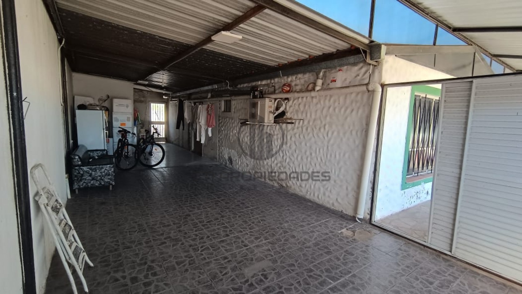 Venta de casa de 2 dormitorios - Patio - Cochera - Granadero Baigorria