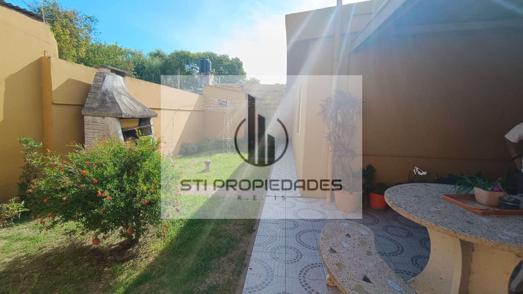 Venta de casa de 3 dormitorios - Patio - Cochera - Local - VGG