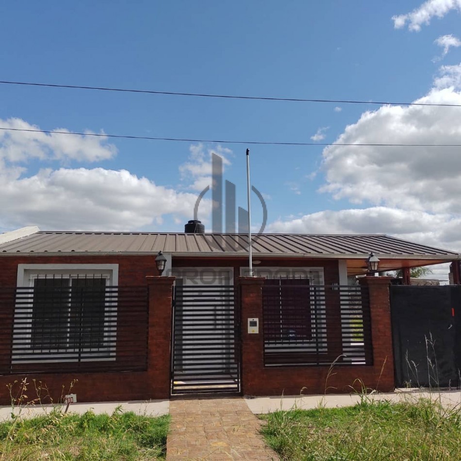 Venta de casa de dos dormitorios - Amplio terreno - Puerto San Martin
