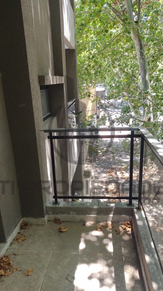 Alquiler de amplio monoambiente con balcon