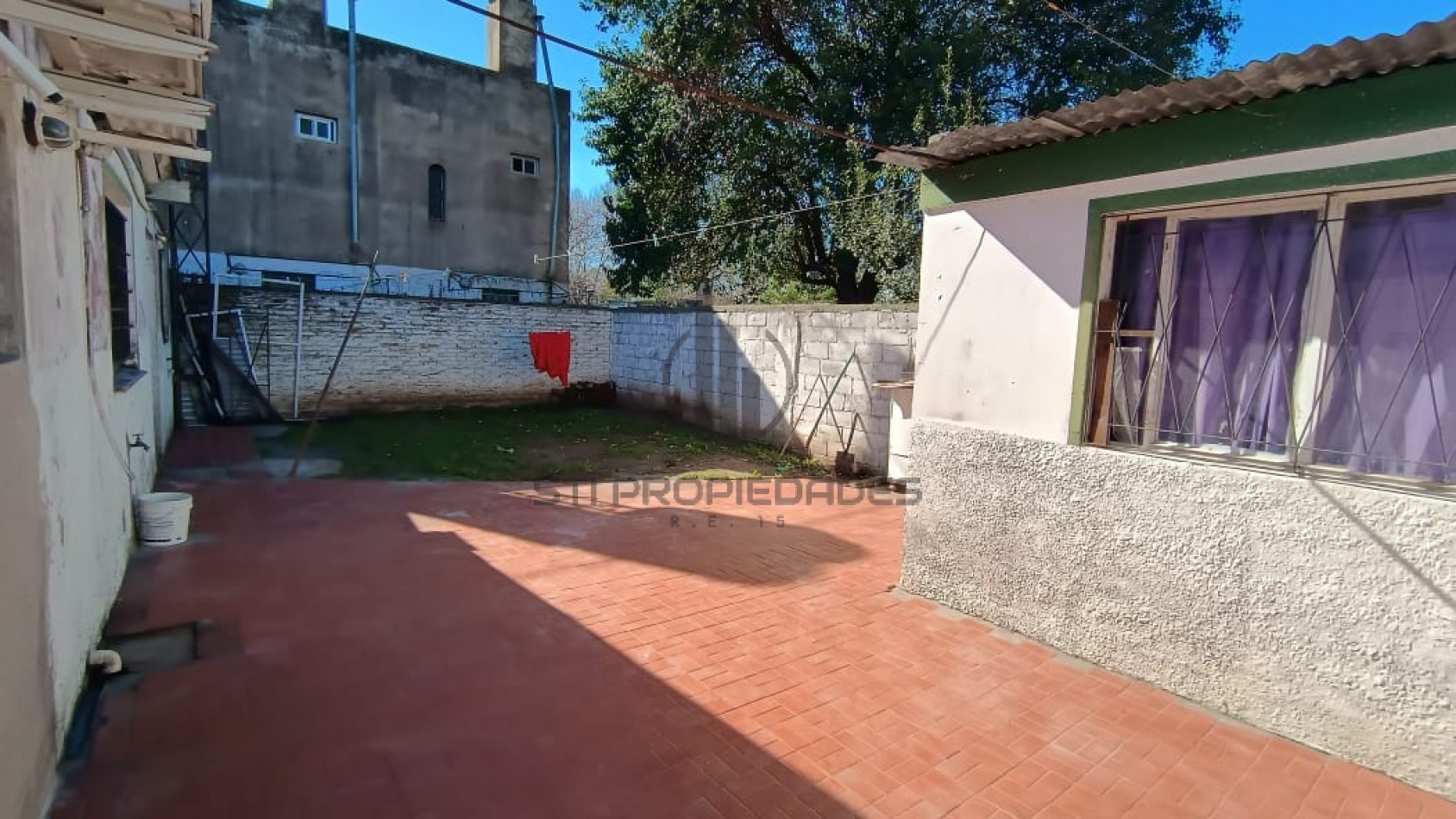 Venta de casa de 2 dormitorios - Patio - Cochera - Granadero Baigorria