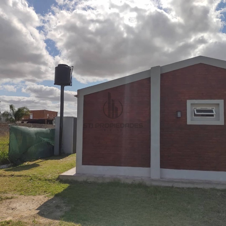 Venta de casa de dos dormitorios - Amplio terreno - Puerto San Martin