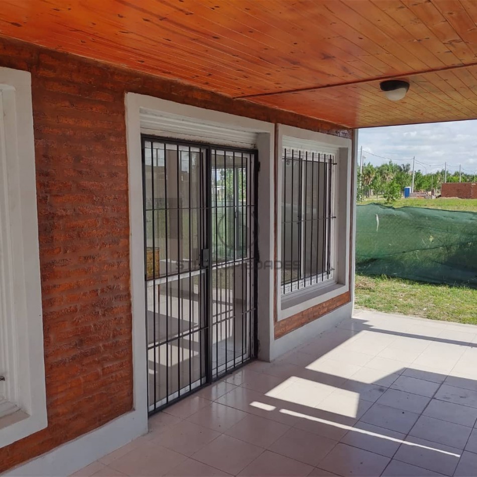 Venta de casa de dos dormitorios - Amplio terreno - Puerto San Martin