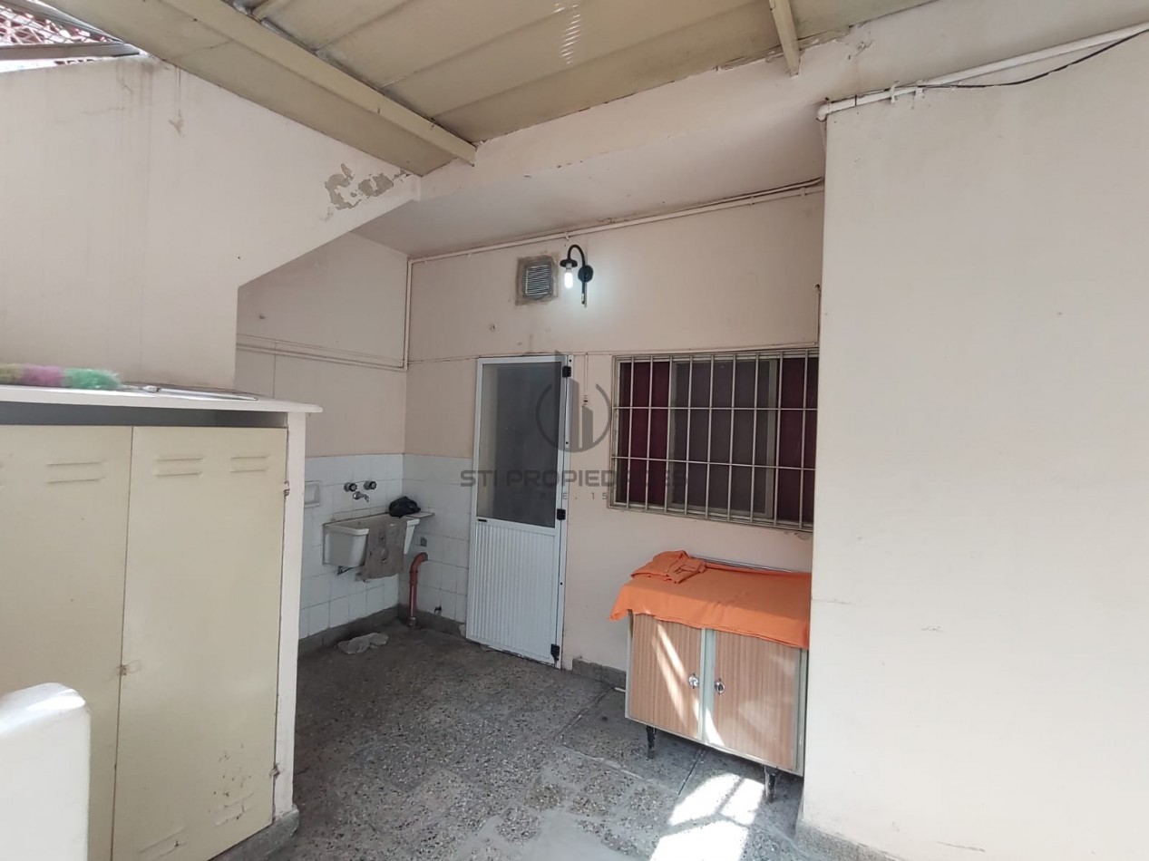 Alquiler casa de esquina - Cochera - Barrio Belgrano