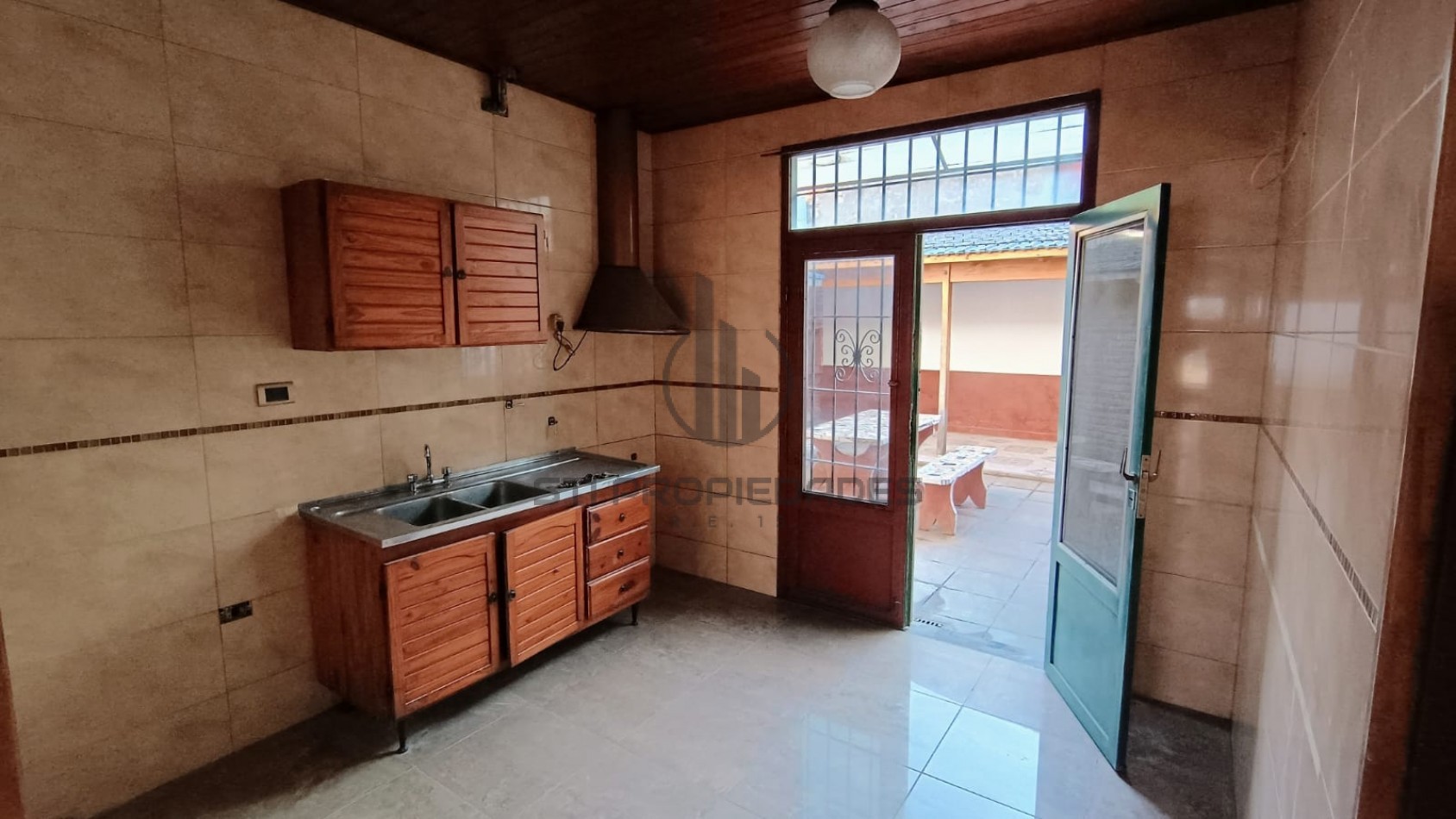 Alquiler casa en planta baja - Dos dormitorios - Cochera - Patio