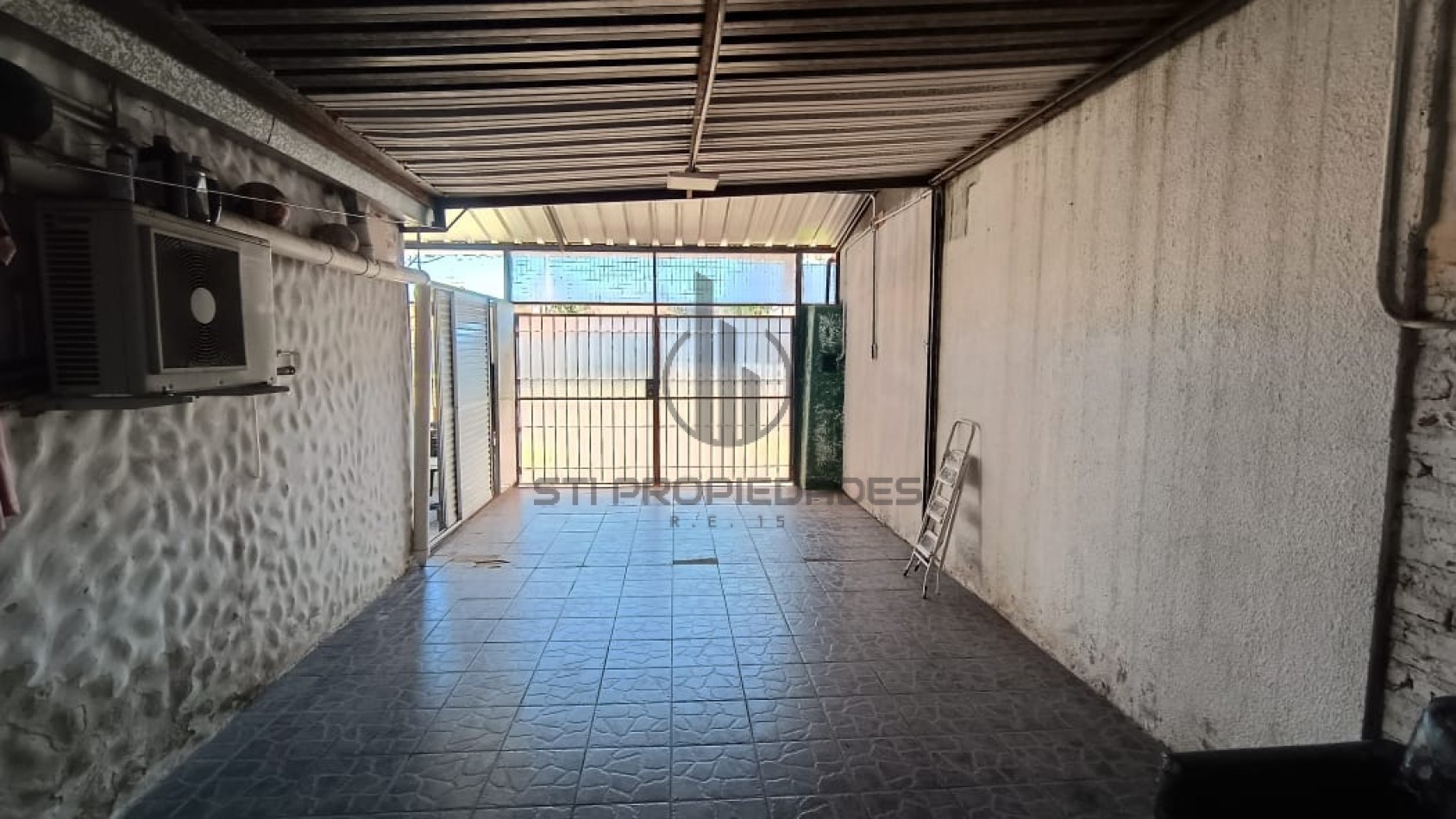 Venta de casa de 2 dormitorios - Patio - Cochera - Granadero Baigorria