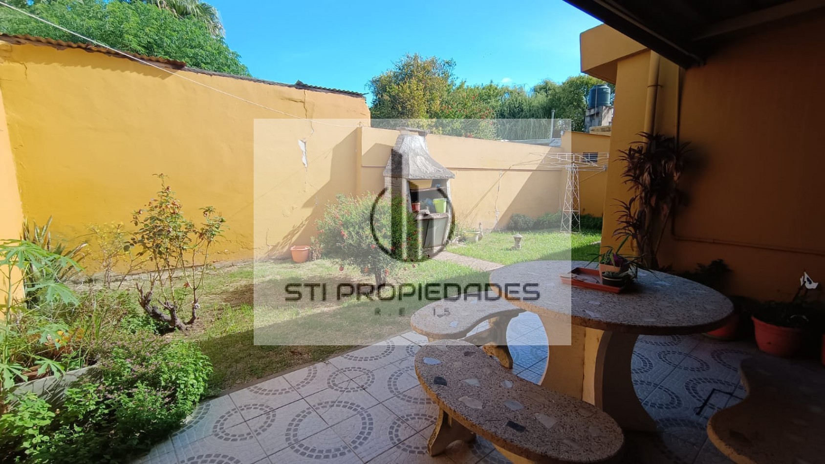 Venta de casa de 3 dormitorios - Patio - Cochera - Local - VGG