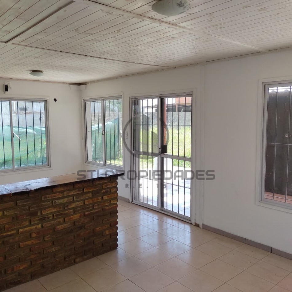 Venta de casa de dos dormitorios - Amplio terreno - Puerto San Martin