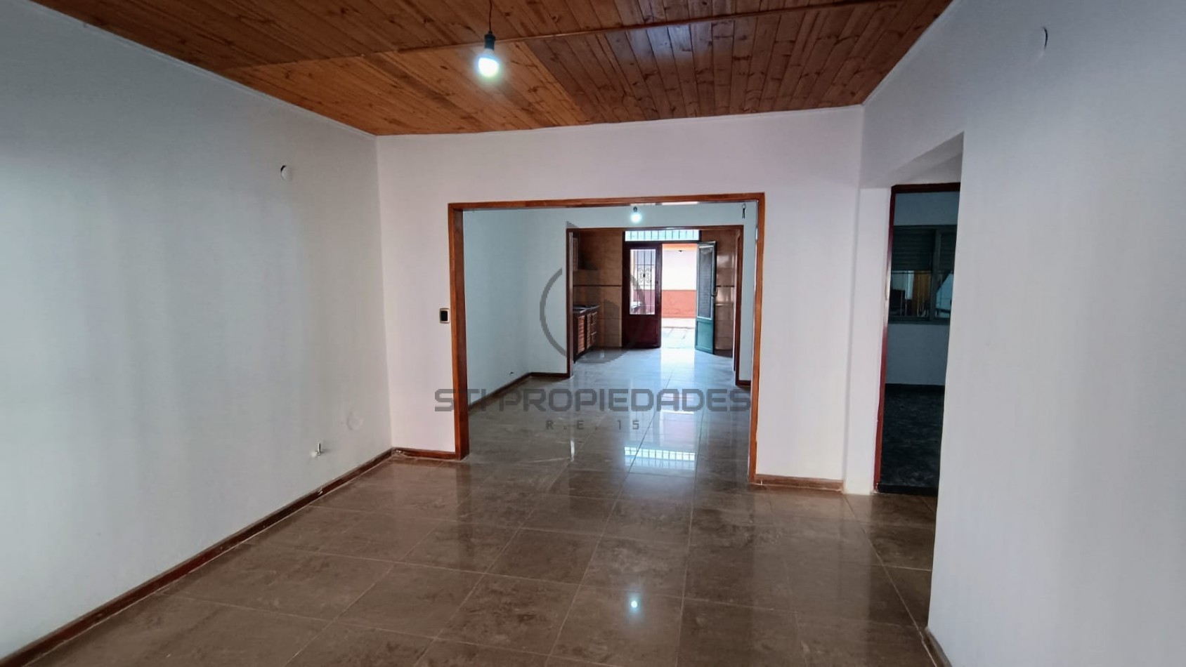Alquiler casa en planta baja - Dos dormitorios - Cochera - Patio