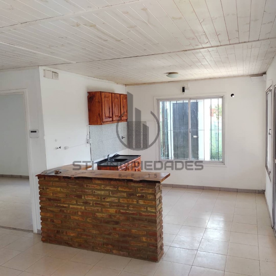 Venta de casa de dos dormitorios - Amplio terreno - Puerto San Martin