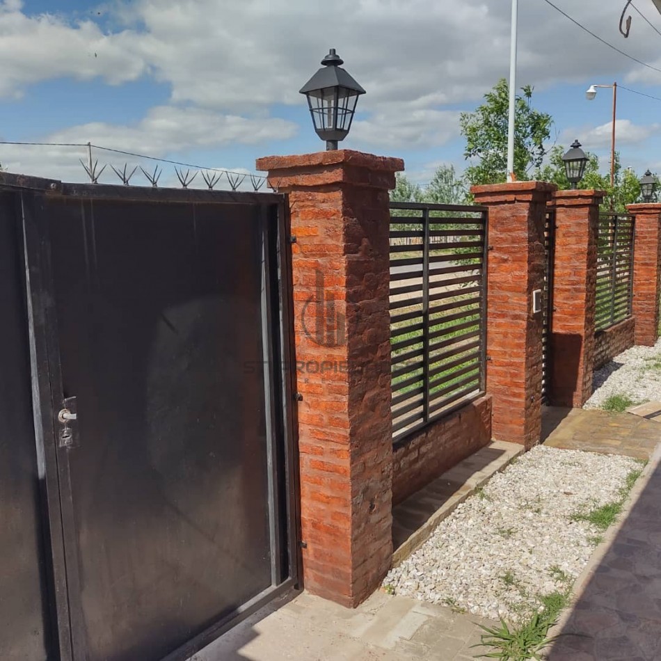 Venta de casa de dos dormitorios - Amplio terreno - Puerto San Martin