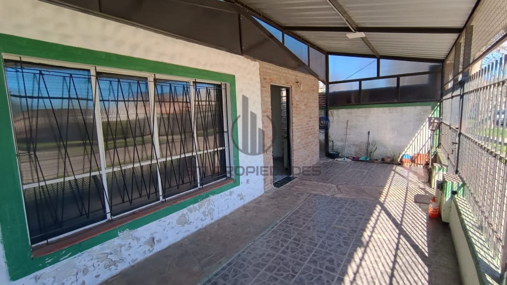 Venta de casa de 2 dormitorios - Patio - Cochera - Granadero Baigorria