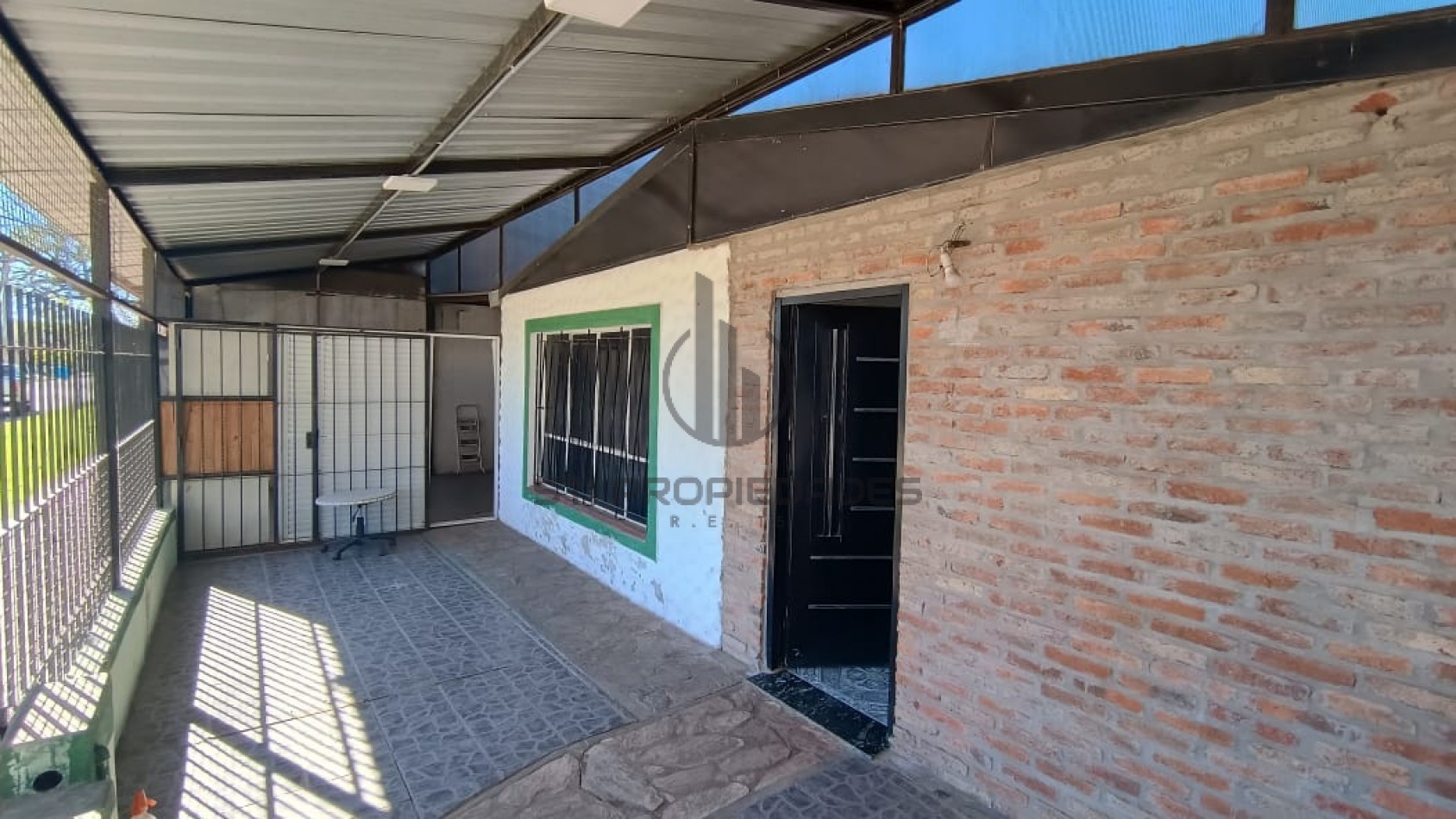 Venta de casa de 2 dormitorios - Patio - Cochera - Granadero Baigorria
