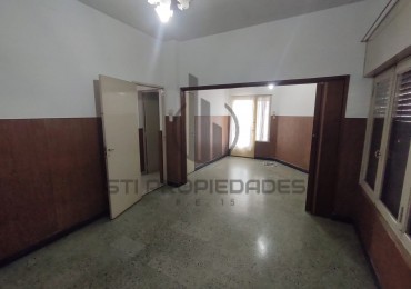 Alquiler casa de esquina - Cochera - Barrio Belgrano