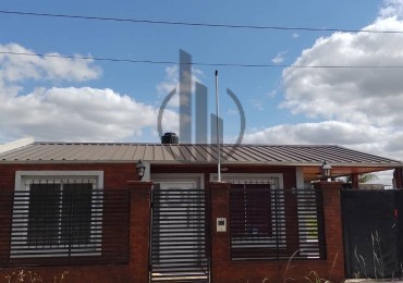 Venta de casa de dos dormitorios - Amplio terreno - Puerto San Martin
