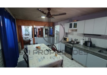 Venta de casa de 2 dormitorios - Patio - Cochera - Granadero Baigorria